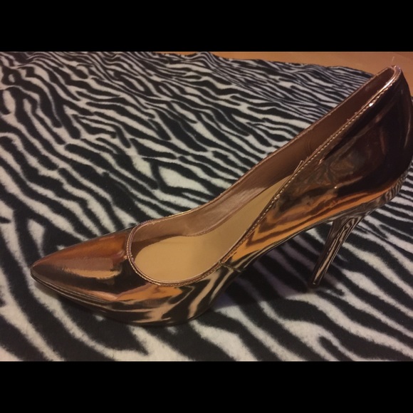 Rose Gold Pumps slightly worn. - Picture 4 of 7